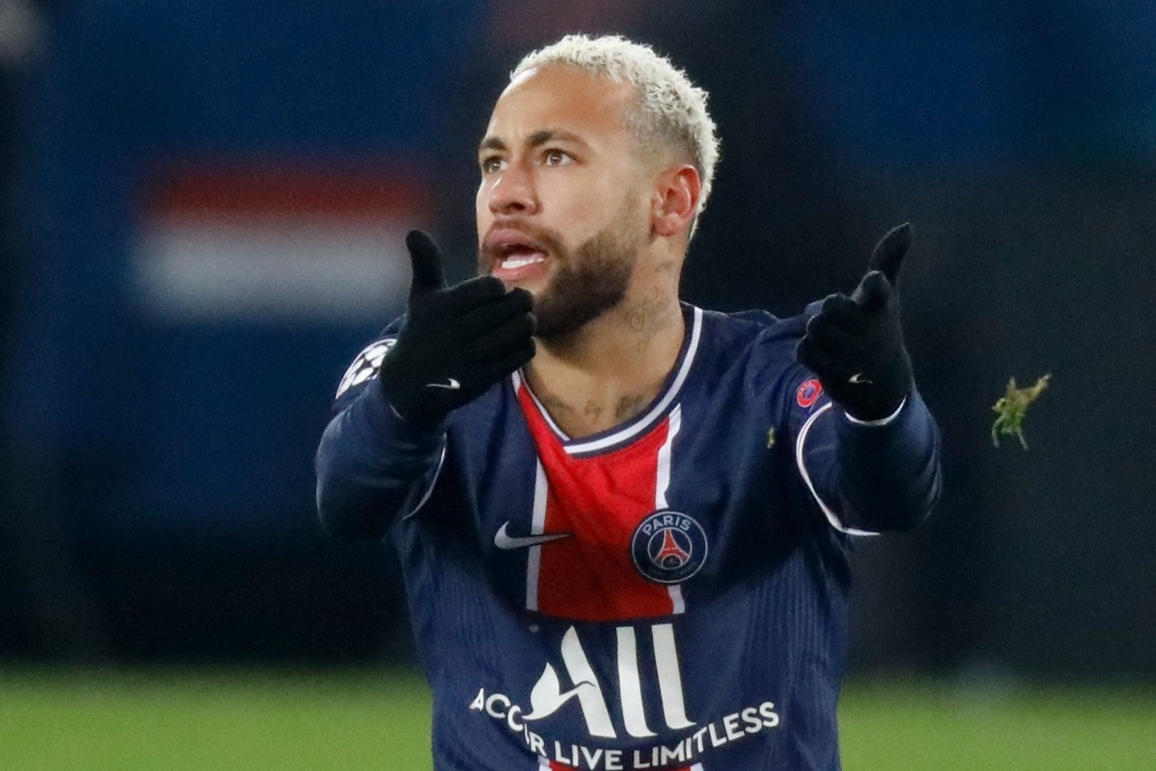 Trong tai noi gi khien PSG va Basaksehir bo thi dau? hinh anh