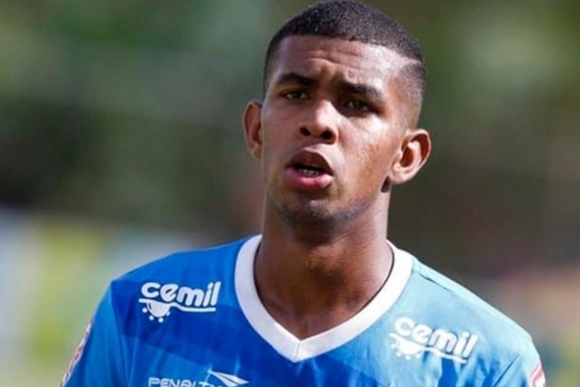 Cau thu qua doi sau khi tim ngung dap giua tran hinh anh