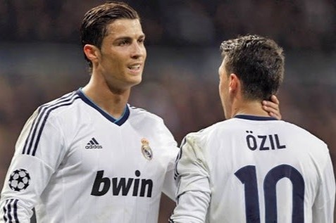 Ozil tin Ronaldo gioi hon Messi hinh anh