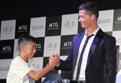 Cau be Nhat Ban doi doi sau loi khuyen cua Ronaldo hinh anh