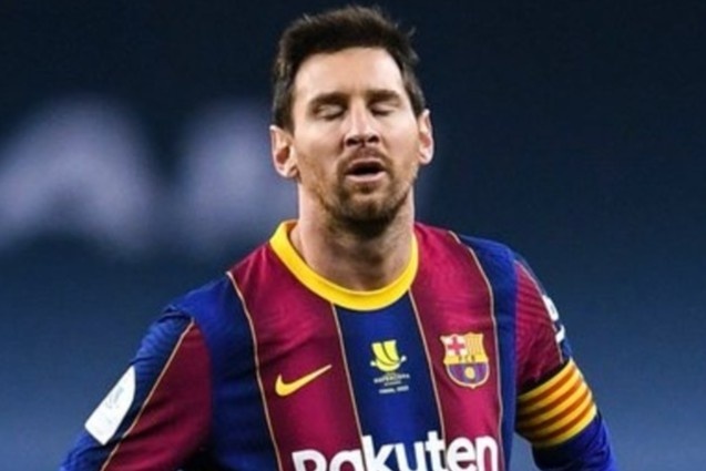 Messi xin loi dong doi sau khi nhan the do hinh anh