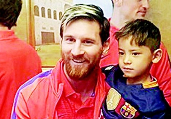 Cau be Afghanistan bi de doa bat coc sau khi gap Messi hinh anh