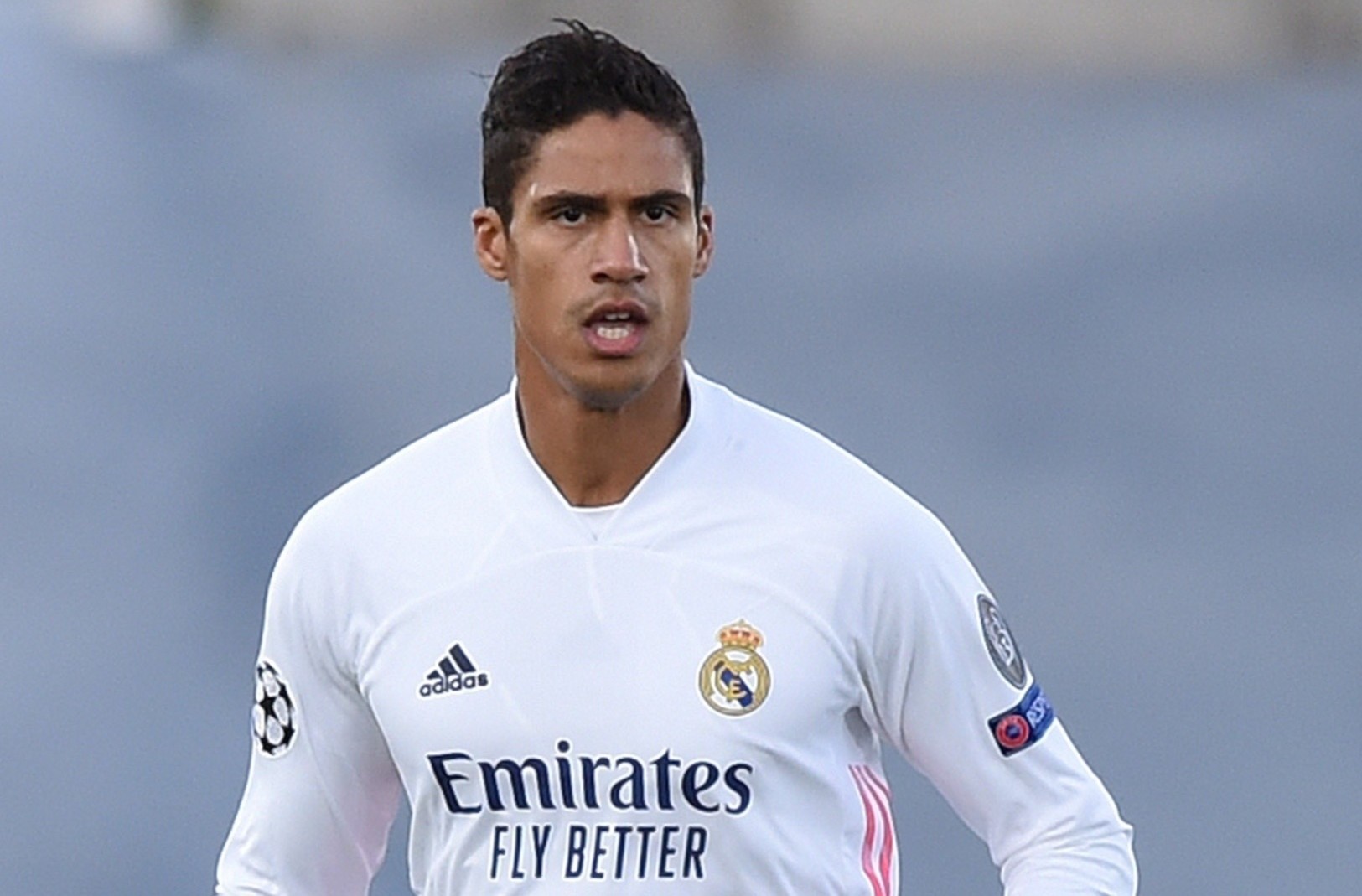 Real Madrid tinh ban Varane de tranh mat trang hinh anh
