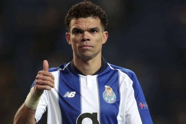 Pepe day xe cuu thuong de doi thu roi san hinh anh