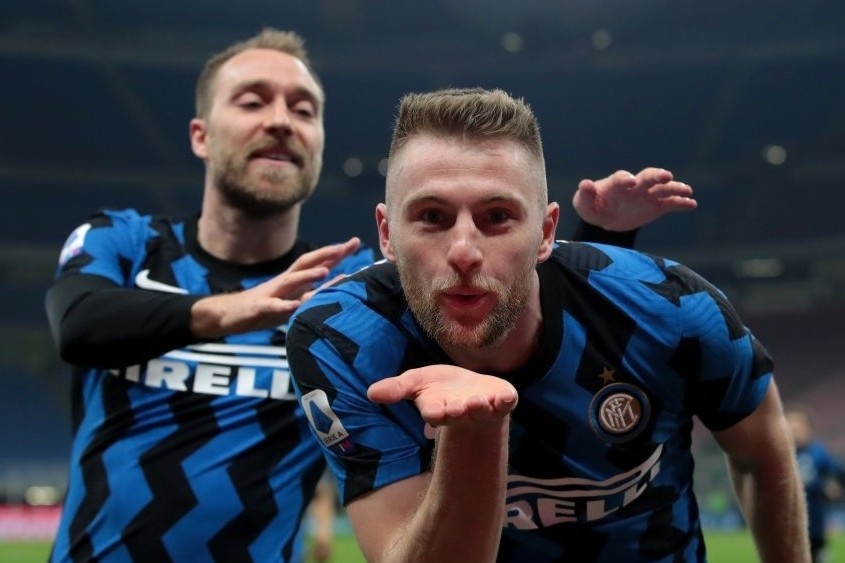 Inter Milan tai lap khoang cach 10 diem voi Juventus hinh anh