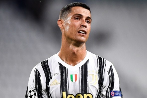 Juventus co the ban Ronaldo trong he 2021 hinh anh