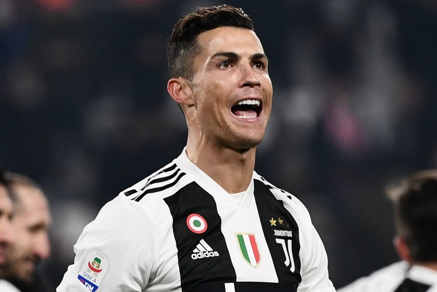 Cuu tien ve Napoli cam con trai mac ao Ronaldo o Juventus hinh anh