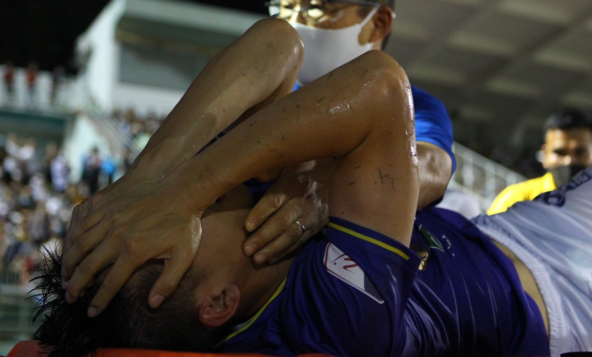 Hung Dung gay chan va nghich ly xoac bong tai Viet Nam hinh anh