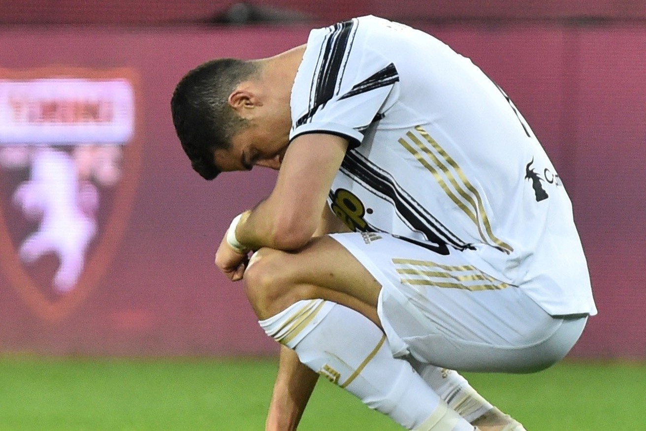 Ronaldo cui dau va ngay Juventus thoai vi ngoi vua Serie A hinh anh