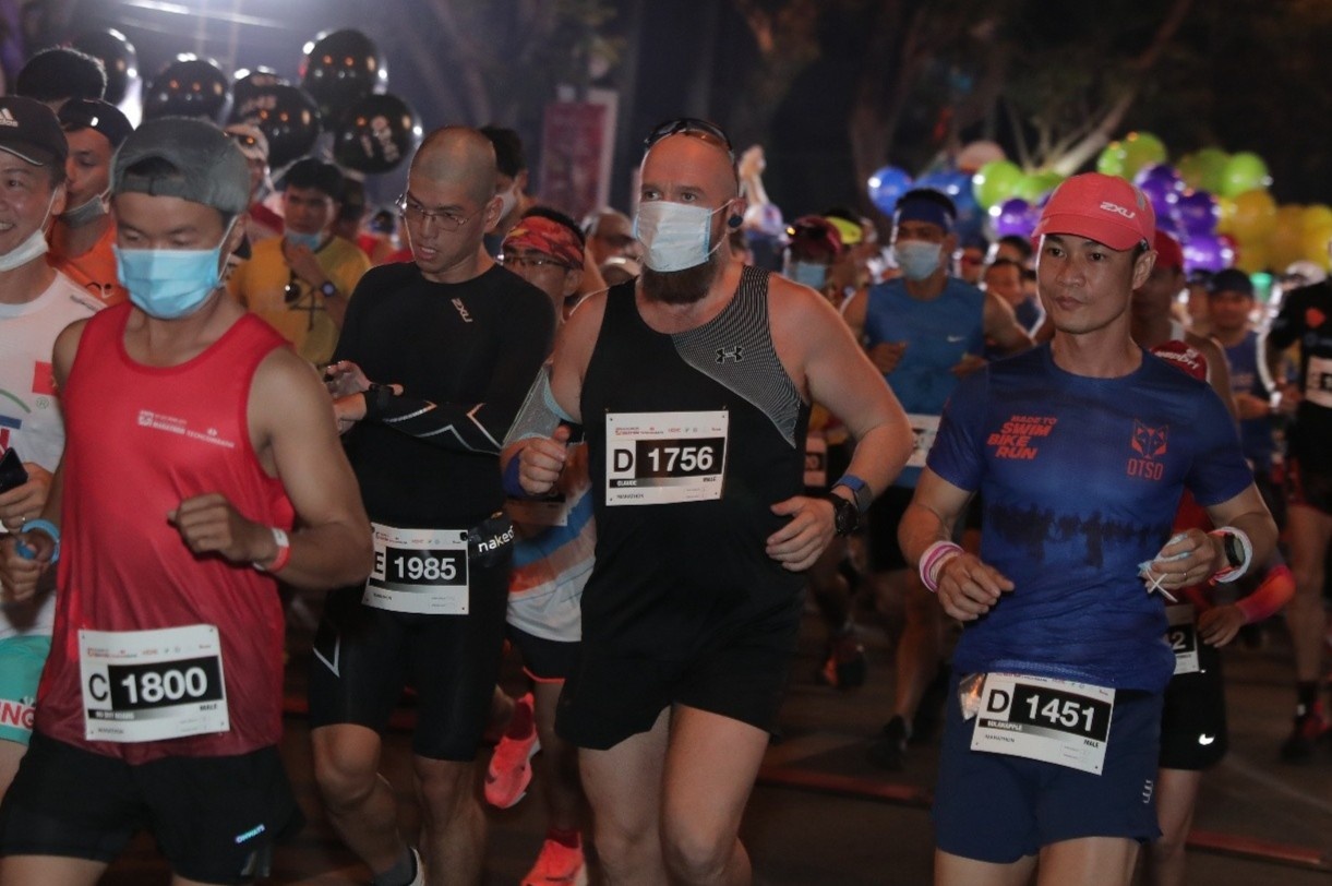 VDV gian lan tai giai chay marathon o TP.HCM? hinh anh