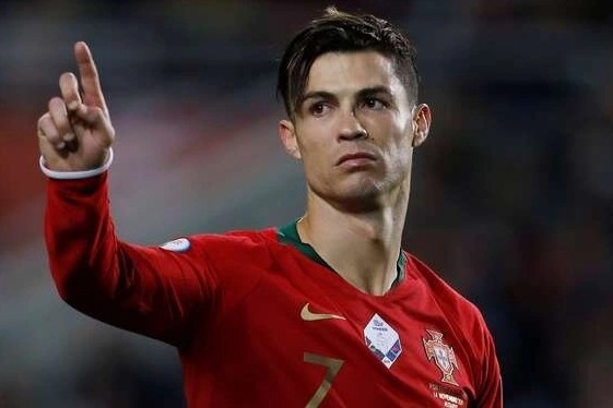 Tang so luong cau thu du EURO hinh anh