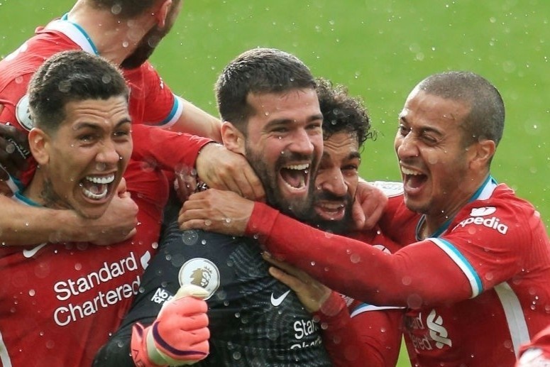 Ban thang dinh menh cua Alisson hinh anh