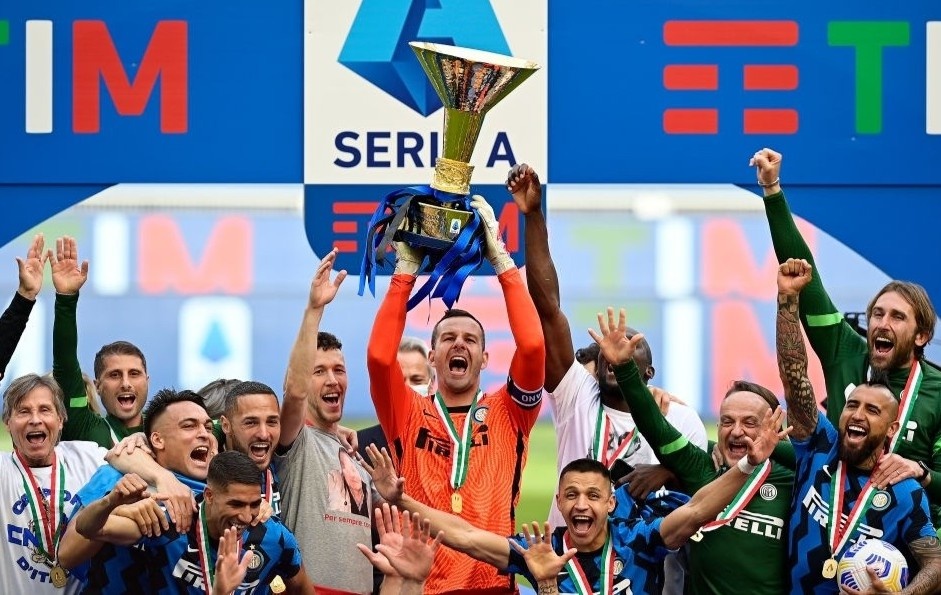 Inter Milan nang cup vo dich Serie A sau 11 nam hinh anh