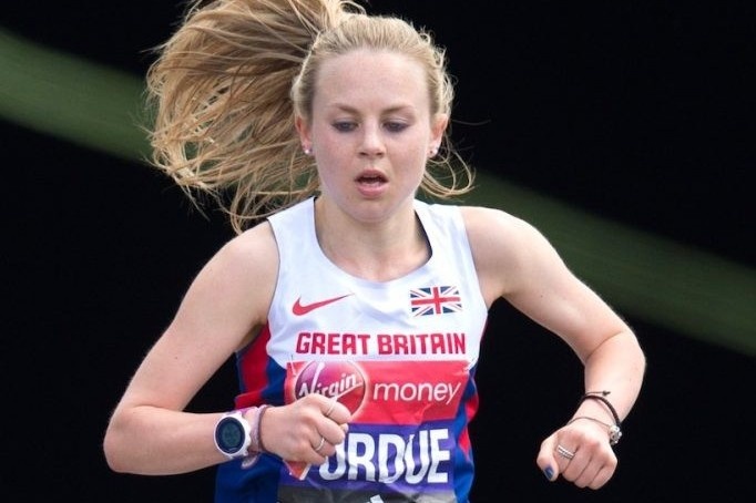 Vi sao uong bia sau khi chay bo co the de doa tinh mang? hinh anh