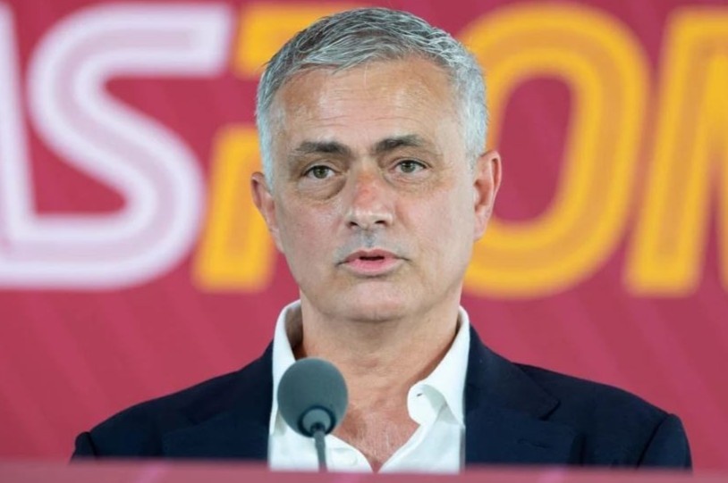 Mourinho loai 8 cau thu AS Roma hinh anh