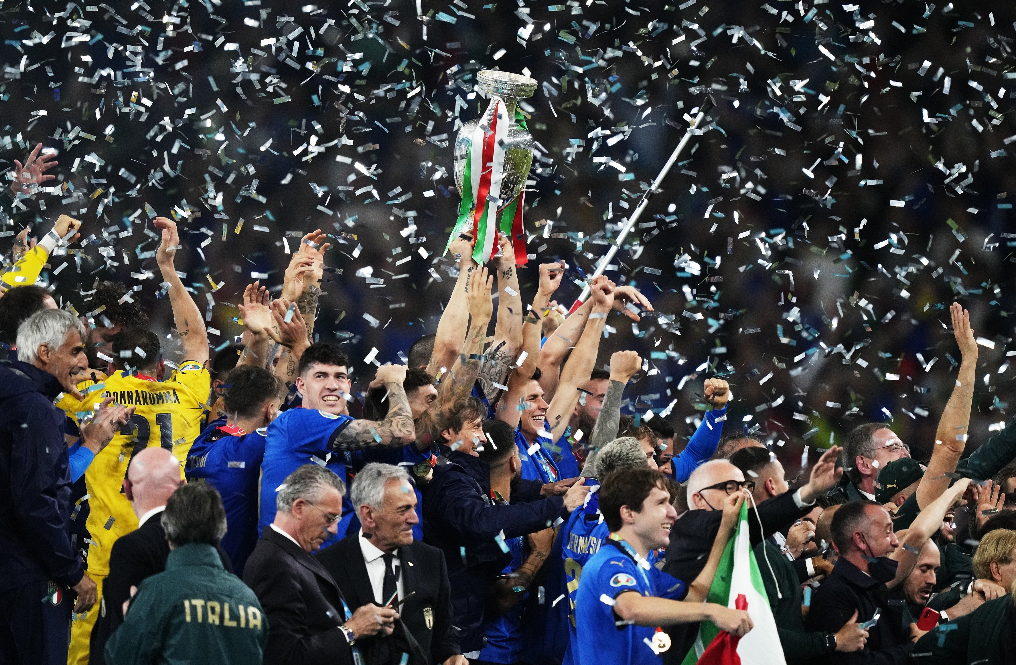 Italy vo dich Euro anh 1