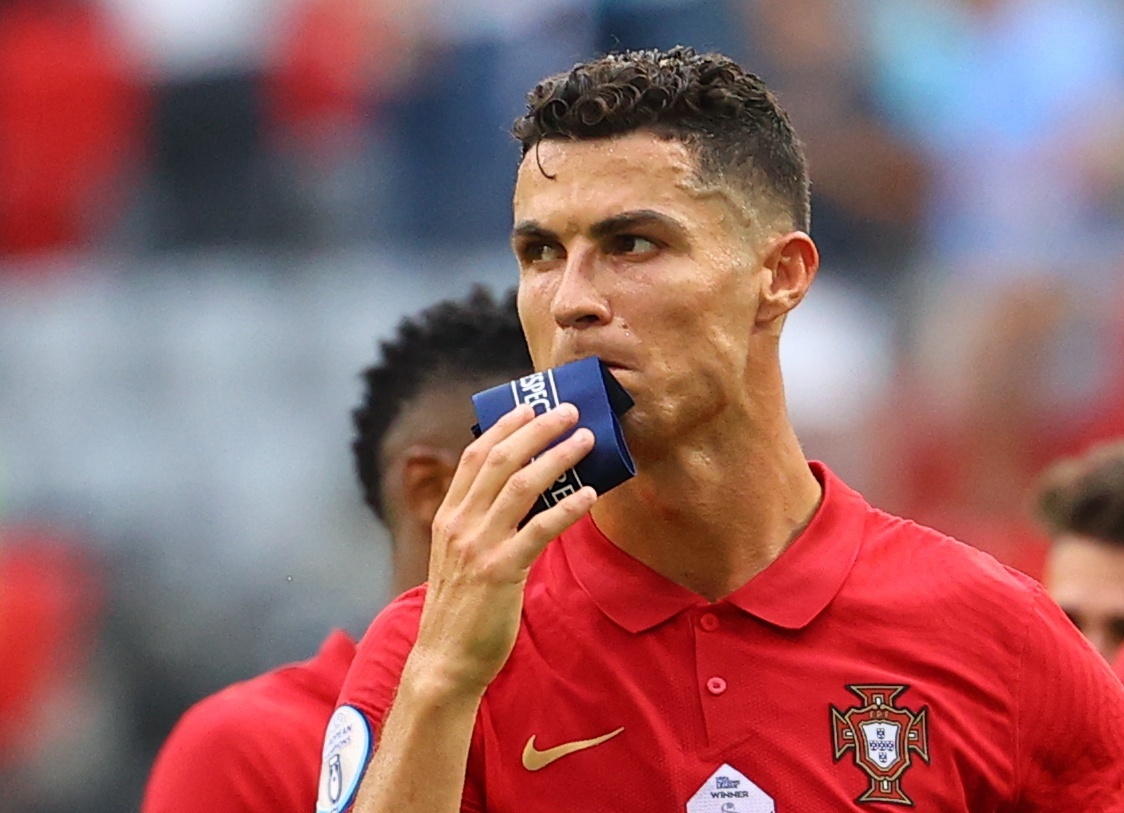 Vi sao UEFA loai Ronaldo khoi doi hinh hay nhat Euro 2020? hinh anh