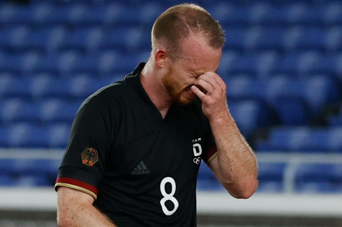 Vi sao Olympic Phap, Duc thua tham ngay ra quan? hinh anh