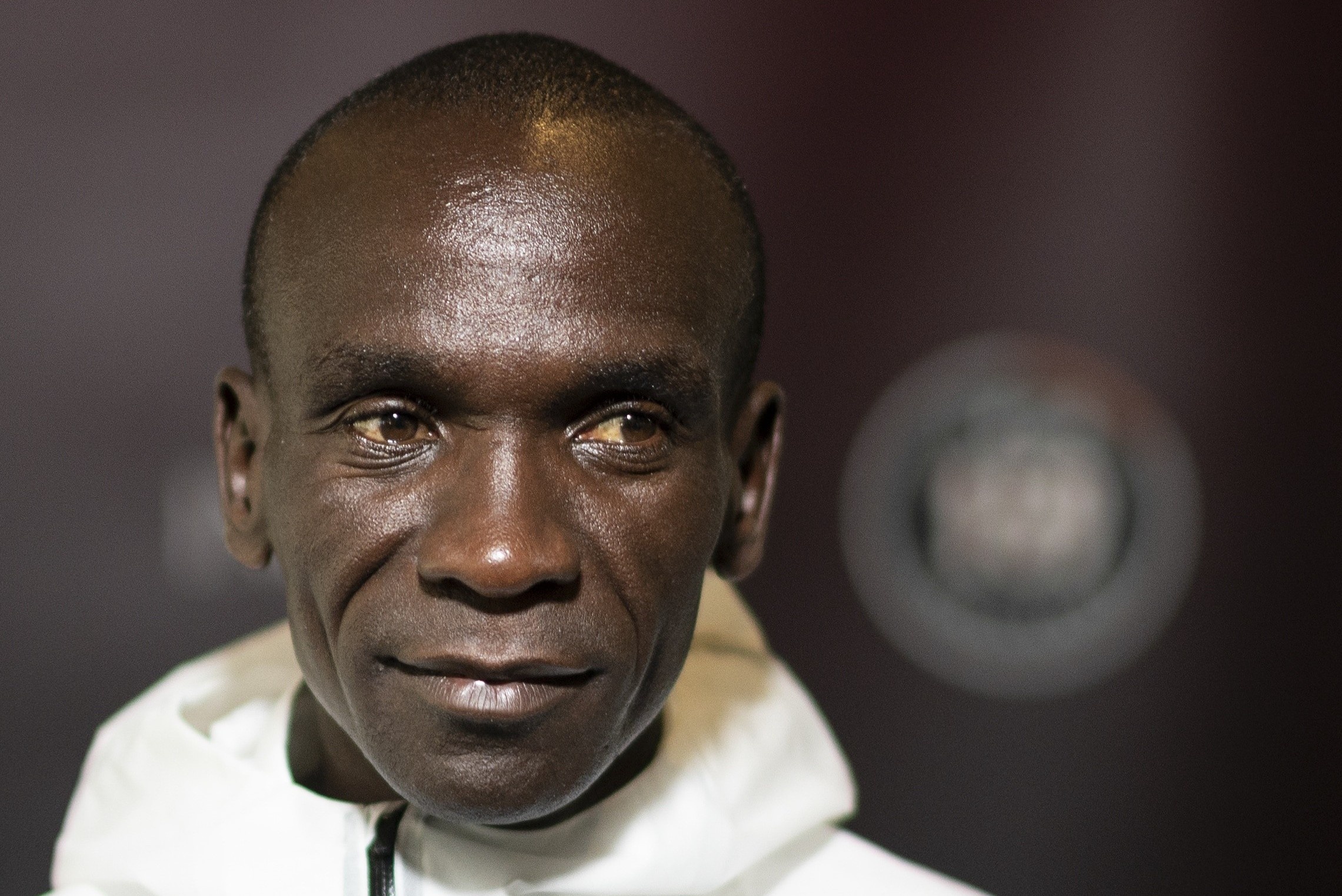 Kipchoge bao ve ngoi vua tren duong chay marathon Olympic? hinh anh