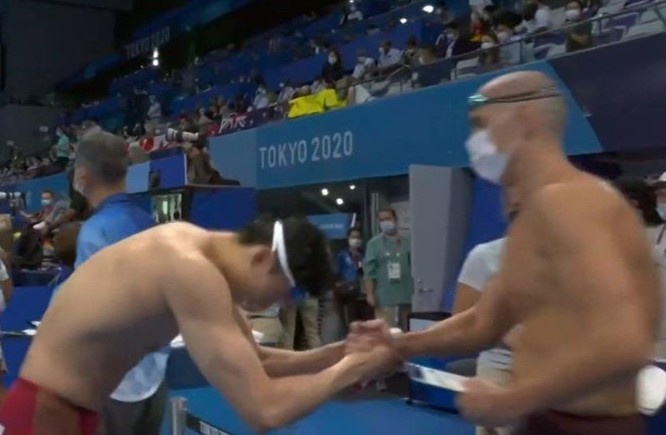 Kinh ngu Trung Quoc cui dau truoc doi thu sau khi gianh HCV hinh anh