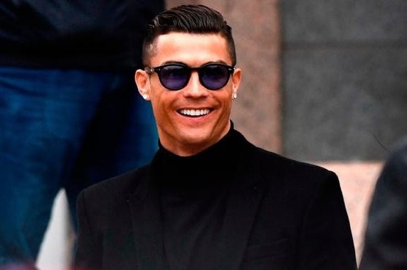 Ronaldo buc tuc voi sieu co Mendes hinh anh