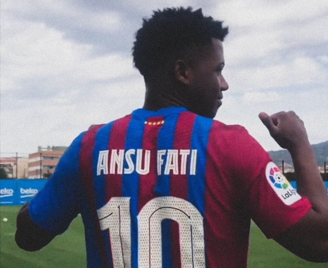 Ao so 10 cua Barca co chu nhan moi hinh anh