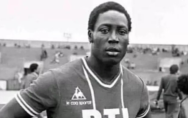 Cuu cau thu PSG qua doi sau 39 nam hon me hinh anh