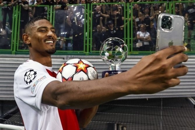 Tien dao Ajax ghi 4 ban trong tran ra mat Champions League hinh anh