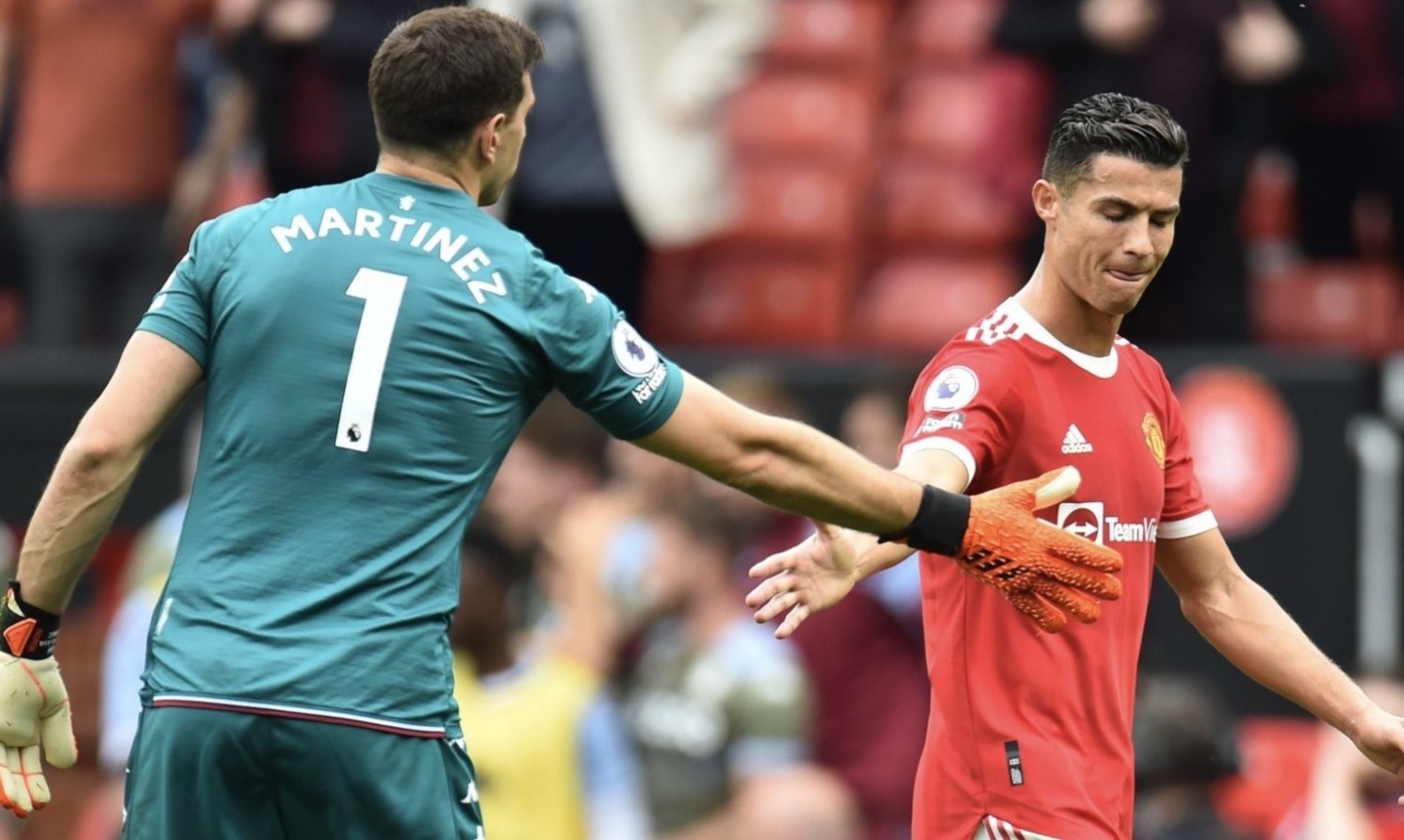 Thu mon Aston Villa doi Ronaldo sut phat den thay Fernandes hinh anh