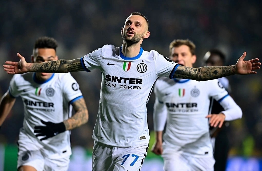 Inter Milan tien sat vong 16 doi Champions League hinh anh