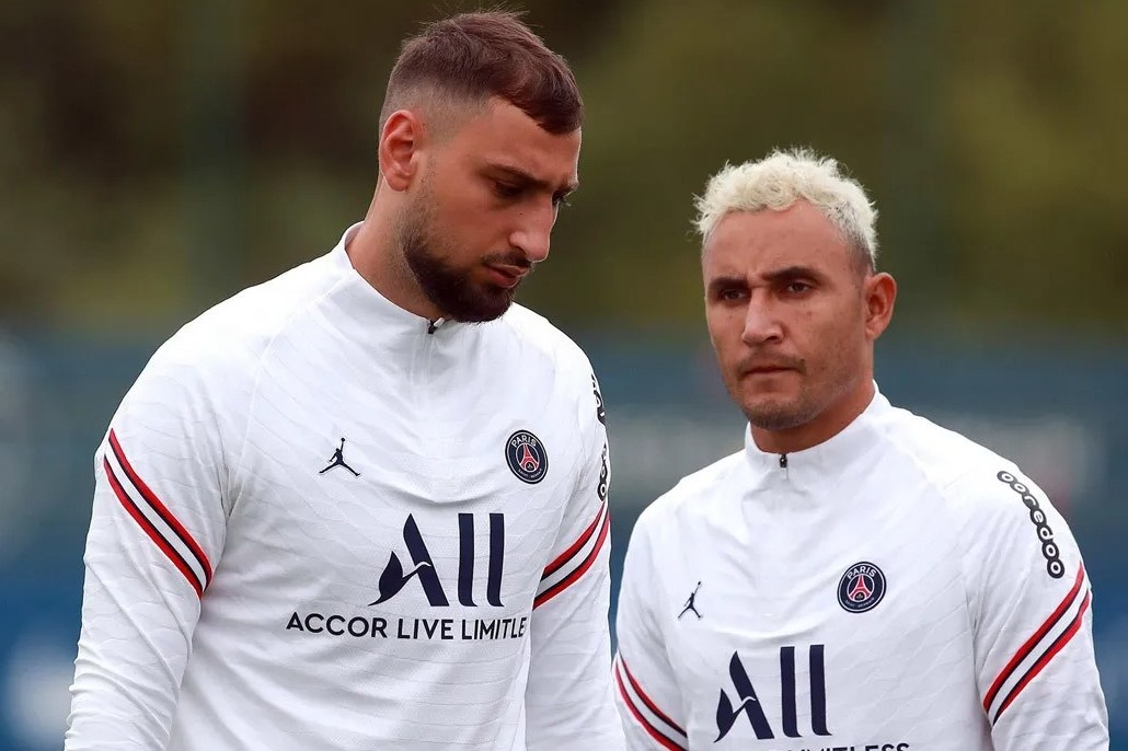 Donnarumma thay phien khi phai canh tranh voi Navas tai PSG hinh anh