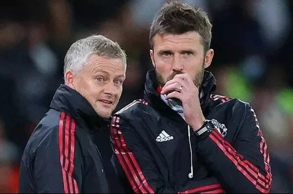 Carrick tang chien thang cho Solskjaer hinh anh