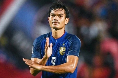Adisak Kraisorn la Vua pha luoi te nhat lich su AFF Cup? hinh anh