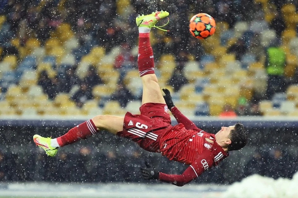 Tuyet pham van kho giup Lewandowski duoi kip Messi hinh anh