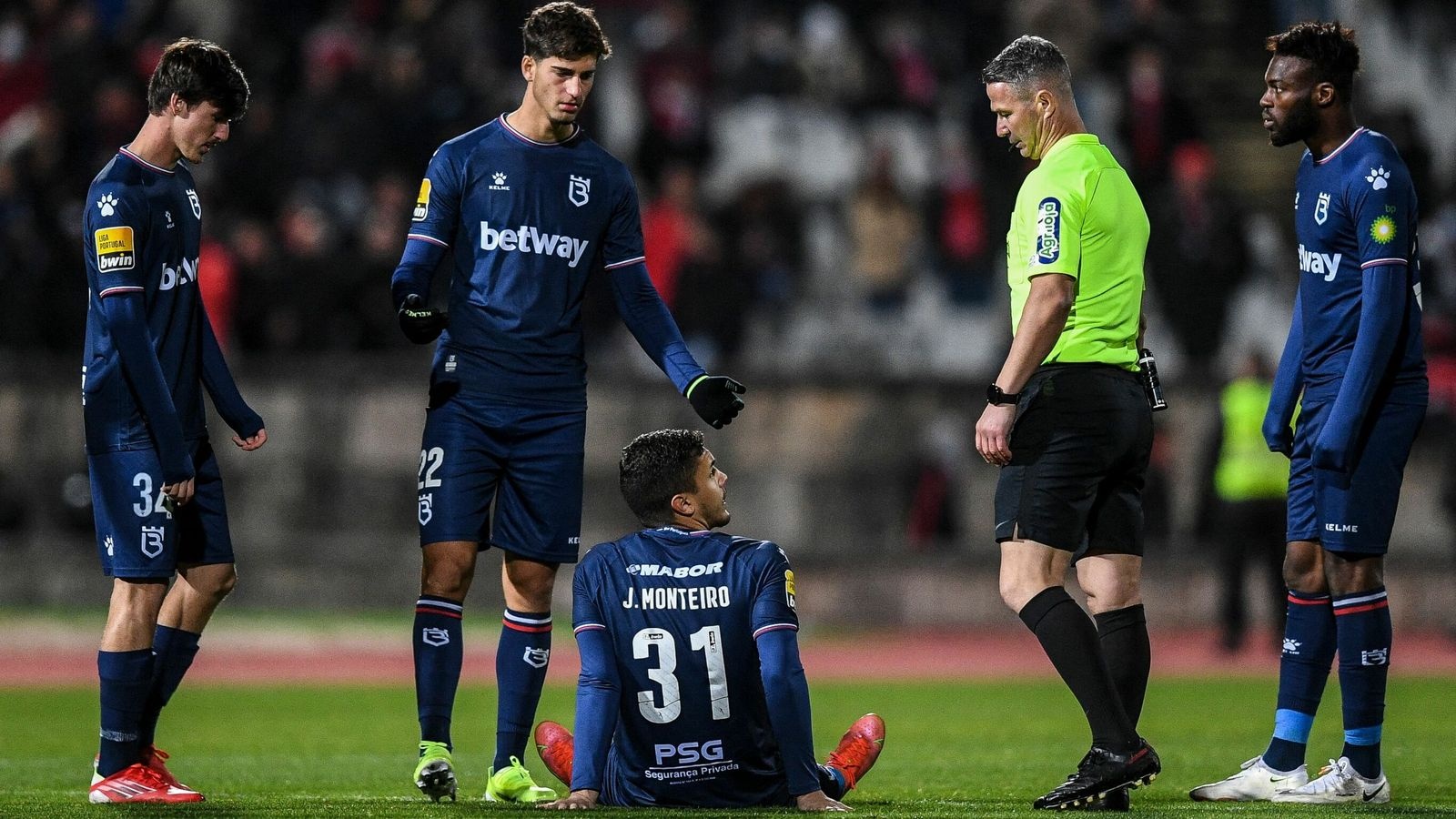 Thi dau voi 9 nguoi, CLB Bo Dao Nha thua 0-7 sau hiep mot hinh anh