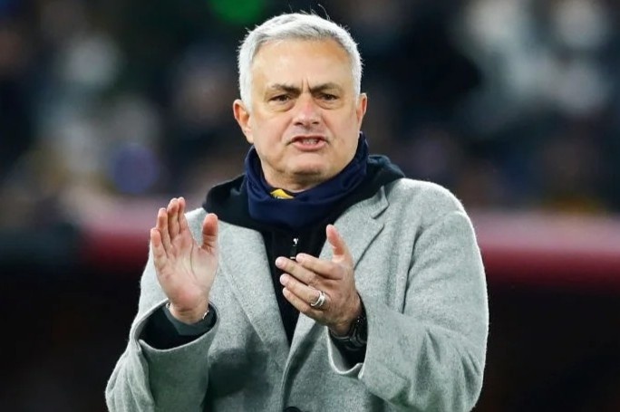 Roma khong sa thai Mourinho sau khoi dau te nhat trong 43 nam hinh anh