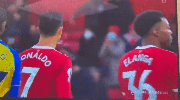 Ronaldo nho nuoc bot vao nguoi dong doi hinh anh