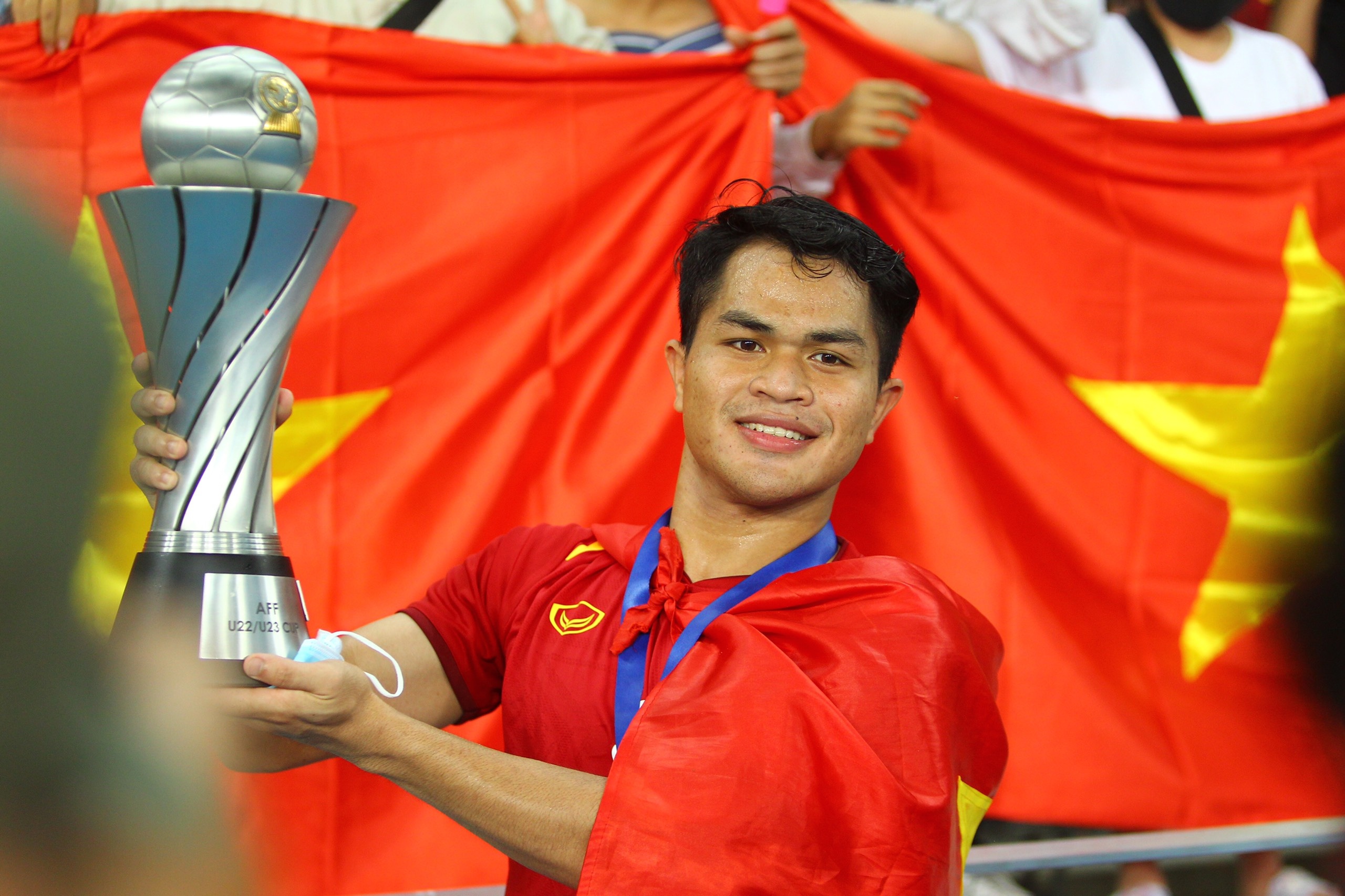 Vi sao cac giai VDQG hang dau khong nghi dai han nhu V.League? hinh anh