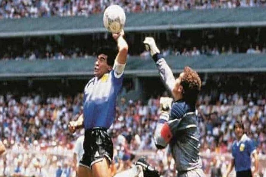 Ban dau gia ao dau lich su cua Maradona hinh anh