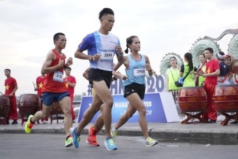Hon 3.000 VDV tham du giai chay marathon quanh Ho Tay hinh anh