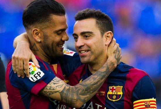 Alves: 'Neu Xavi lam vay khi toi 25 tuoi, se co danh nhau' hinh anh