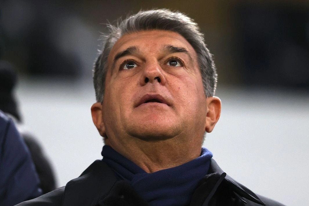 Chu tich Laporta xau ho vi CDV Barca ban ve cho doi thu hinh anh