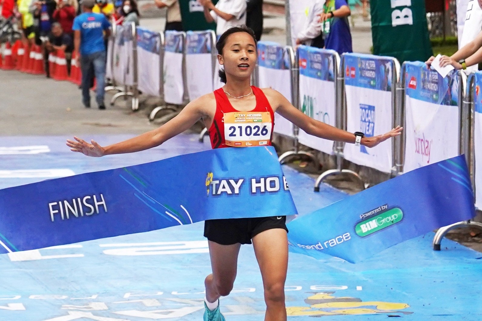 Nu tuyen thu quoc gia vo dich Tay Ho Half Marathon hinh anh