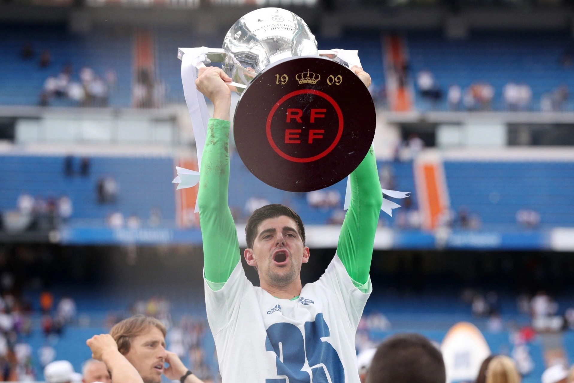 Courtois mia mai Barca trong ngay Real dang quang hinh anh