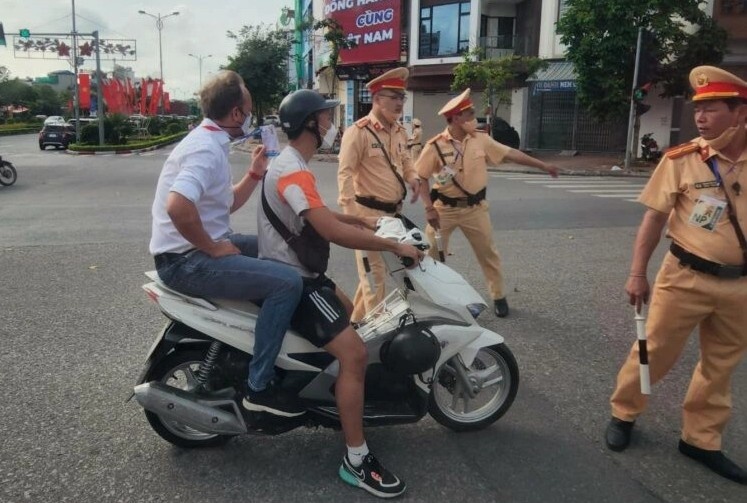 Bao Thai Lan: HLV Polking vi pham giao thong o Viet Nam hinh anh