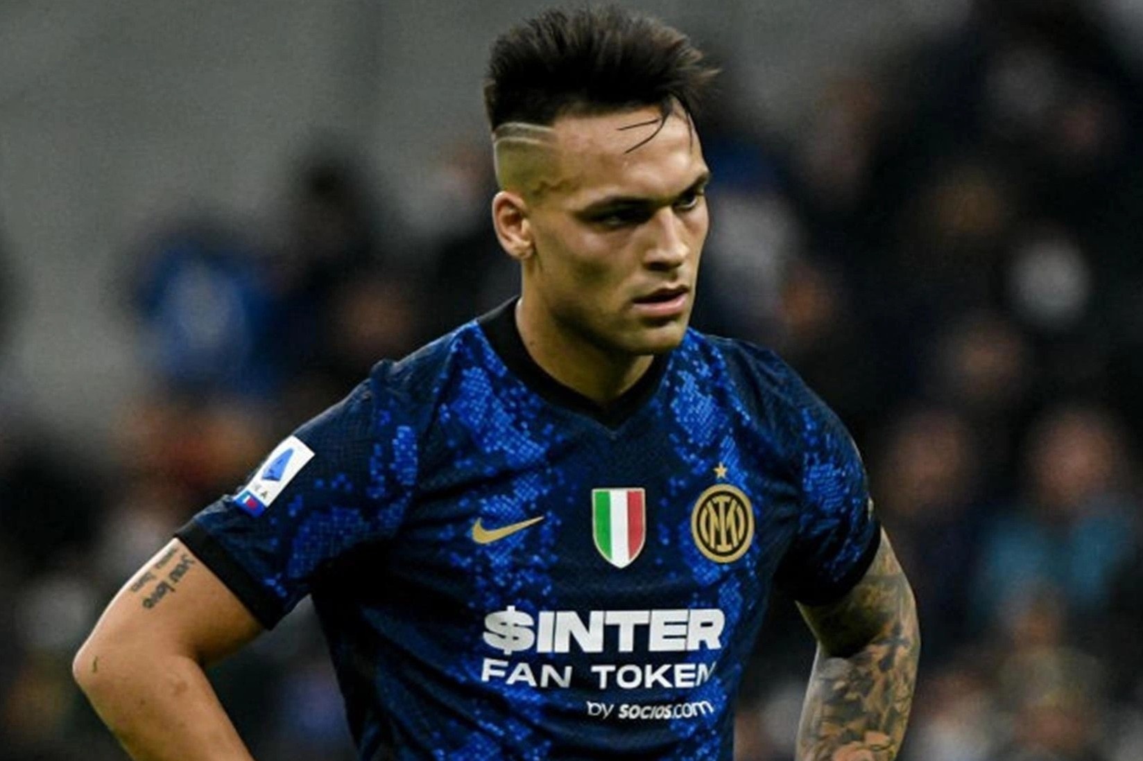 Inter dang dang chuc vo dich Serie A cho Milan hinh anh