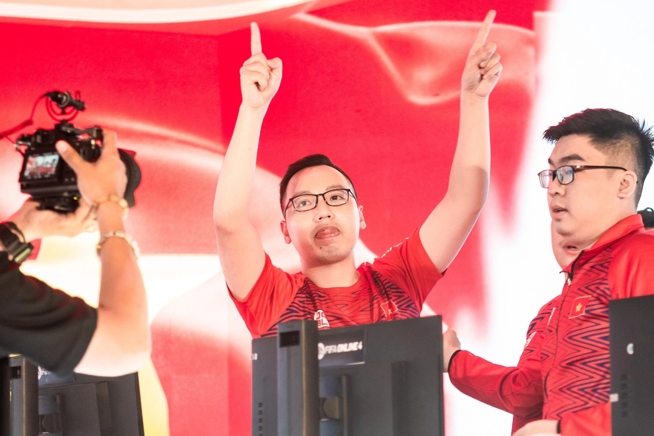 Maestroz: 'Tuyen FIFA Online 4 Viet Nam va Thai Lan da qua hieu nhau' hinh anh