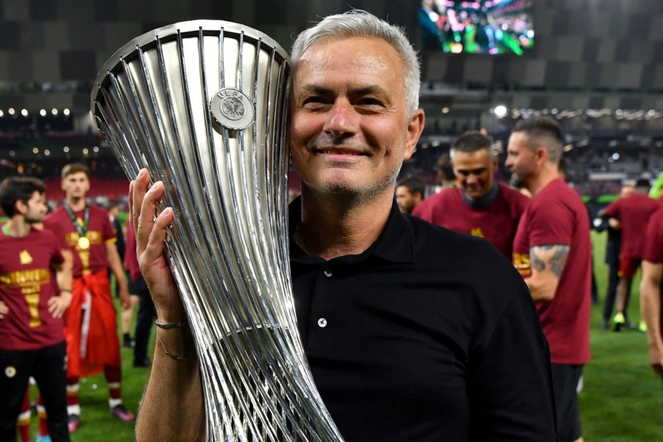 Mourinho dat minh canh Sir Alex Ferguson sau danh hieu cung Roma hinh anh