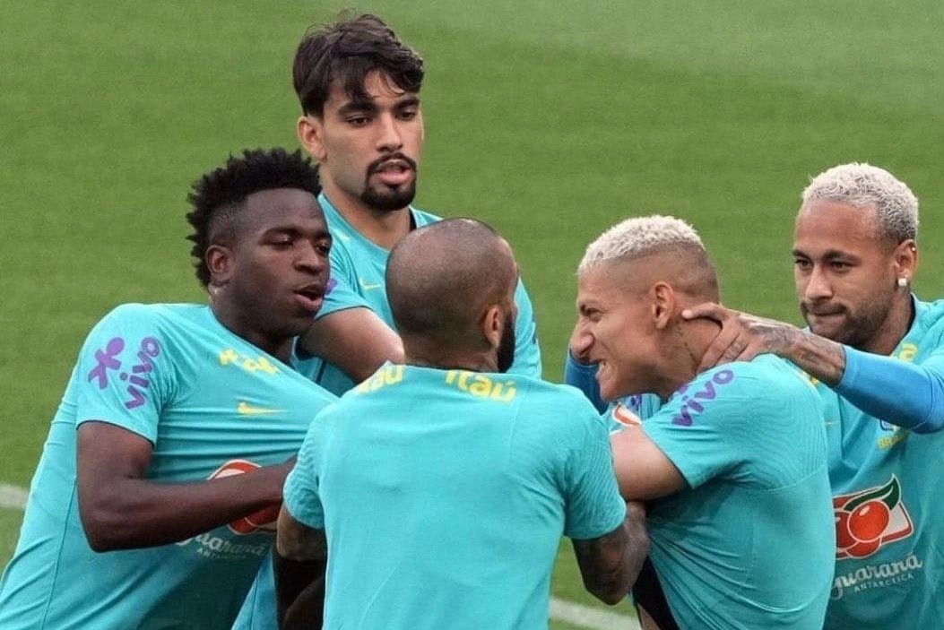 Vinicius au da voi dong doi tren san tap tuyen Brazil hinh anh