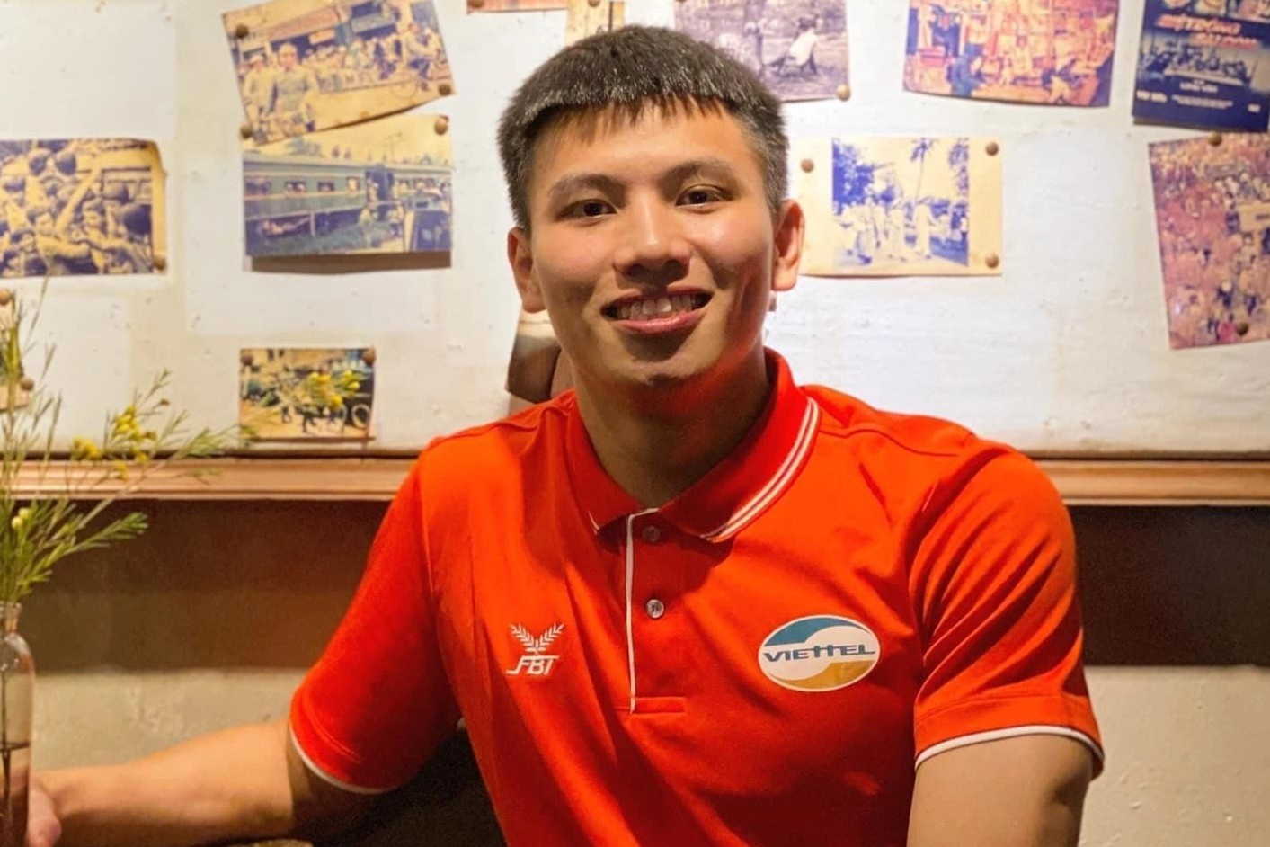 Hinh anh trai nguoc tren san co va doi tu cua Thanh Binh hinh anh